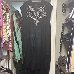 Banana Republic Black Linen Shift Dress with cream embroidered open placket EUC